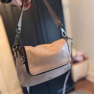 Crossbody and shoulder bag. It is very versatile, it has room for everything.